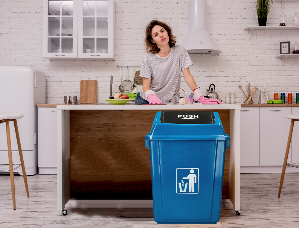 CONTENTOR DE LIXO Q-CONNECT PLASTICO COM TAMPA DE EMPURRAR 58 LITROS 470X330X760 MM AZUL