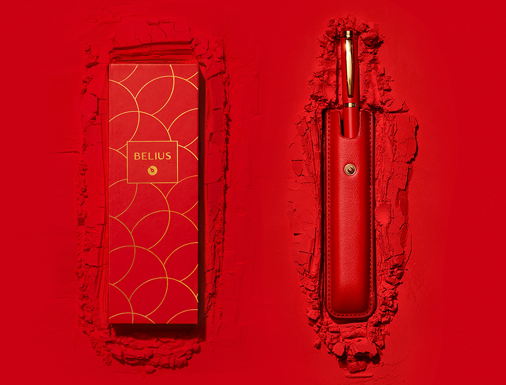 ESFEROGRAFICA E ESTOJO COURO BELIUS PASSION DOR ALUMINIO TEXTURA ESCOVADO VERMELHO E DOURADO TINTA AZUL CAIXA DESIGN