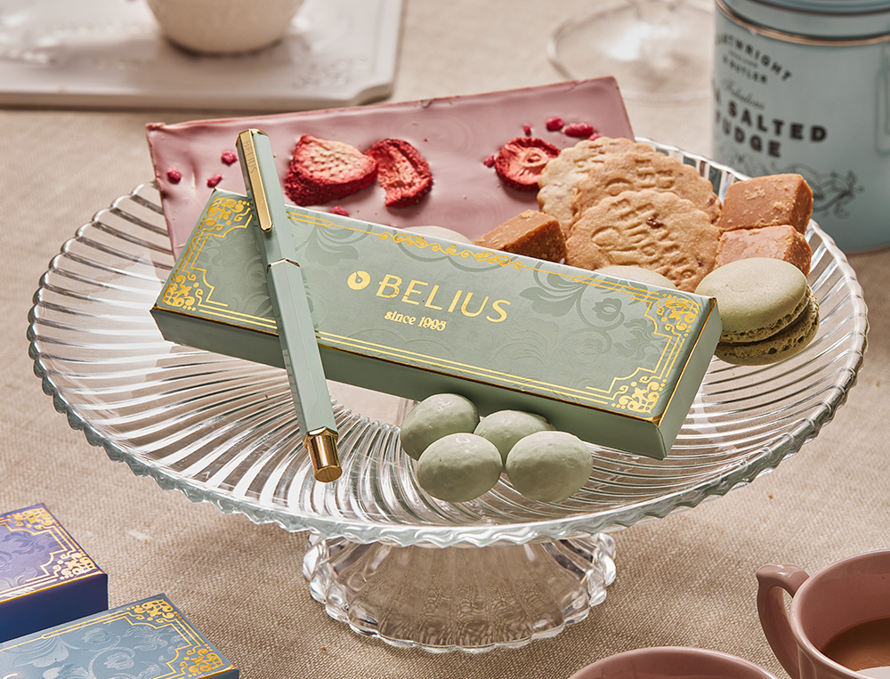 ESFEROGRAFICA BELIUS MACARON BLISS ALUMINIO DESENHO HEXAGONAL VERDE E DOURADO TINTA AZUL CAIXA DESIGN