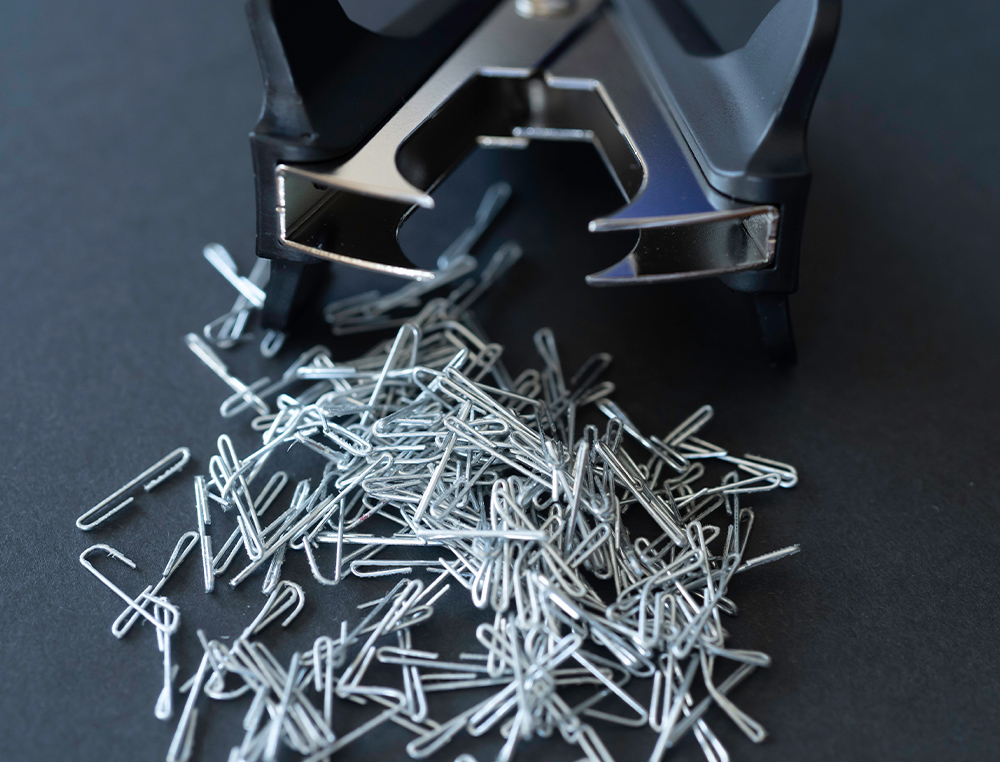 SACA AGRAFES Q-CONNECT PRETO PLASTICO E METAL