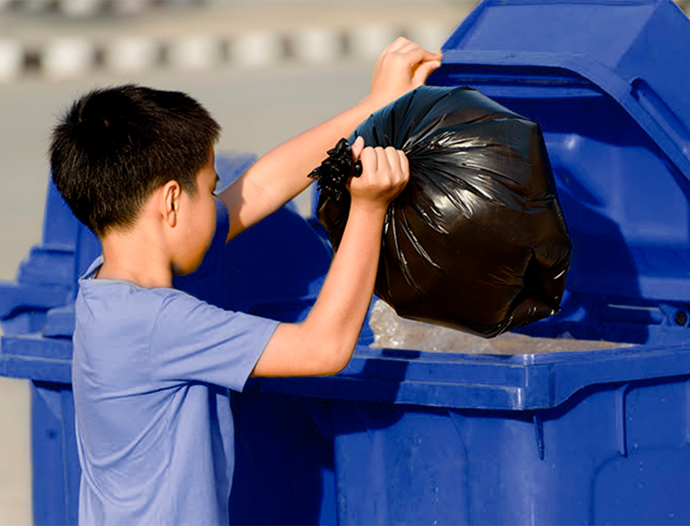 CONTENTOR DE LIXO Q-CONNECT PLASTICO COM 2 RODAS COR AZUL COM CAPACIDADE PARA 100 LITROS