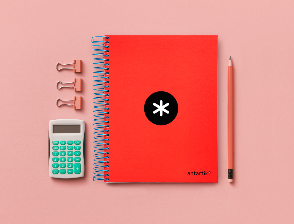 CADERNO ESPIRAL DIN A5 ANTARTIK CAPA FORRADA 120 F 100 GR PAUTADO 5 BANDAS DE CORES 6 FUROS COR VERMELHO